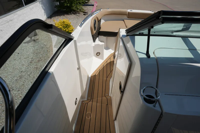 Slide: The Image of Sea Ray SDX 250 2022 - 16
