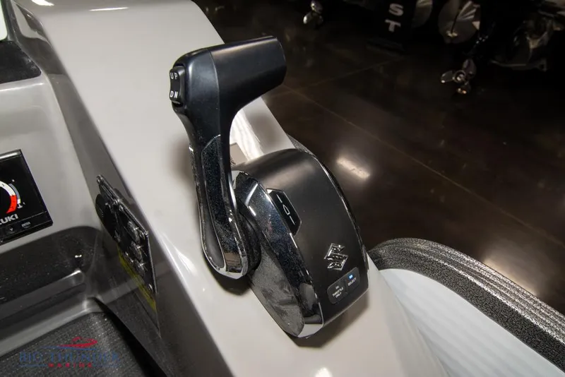 Slide: The Image of 2022 Manitou 25 Oasis SR SHP throttle control lever. - 27