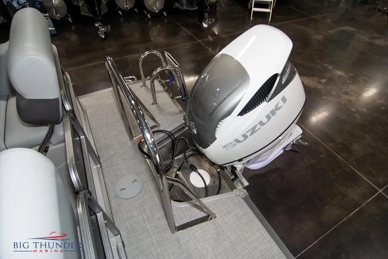 Slide: The Image of 2022 Manitou 25 Oasis SR SHP with Suzuki outboard motor at Big Thunder Marine. - 43