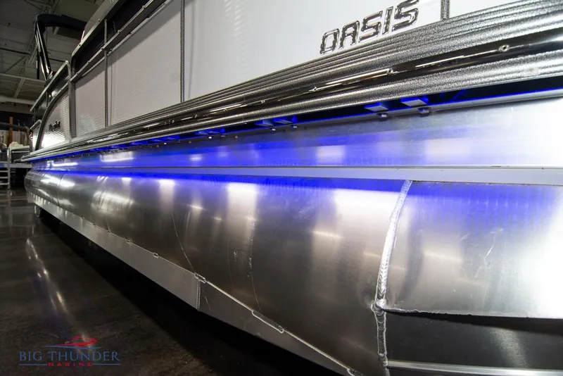 Slide: The Image of 2022 Manitou 25 Oasis SR SHP pontoon boat with blue LED underglow lighting. - 8