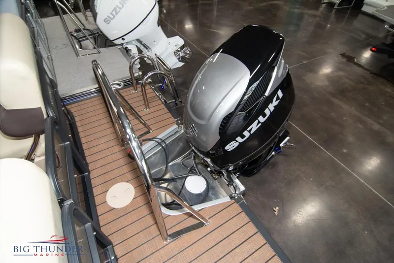 Slide: The Image of 2022 Manitou 25 Oasis SR SHP with Suzuki outboard engines on display. - 42