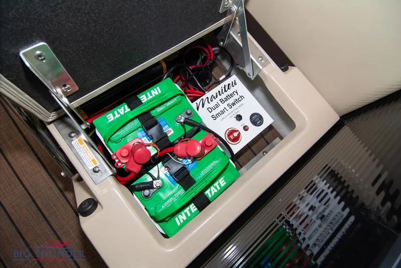 Slide: The Image of 2022 Manitou 25 Oasis SR SHP dual battery smart switch system. - 43