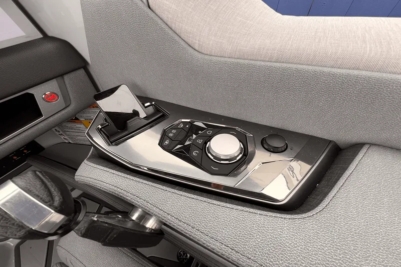 Slide: The Image of Nautique 25PARAGON 2026 - 32