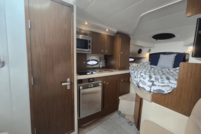 Slide: The Image of Cruisers 310 EXPRESS 2014 - 32