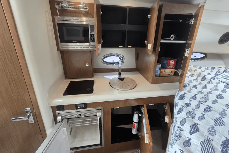 Slide: The Image of Cruisers 310 EXPRESS 2014 - 40