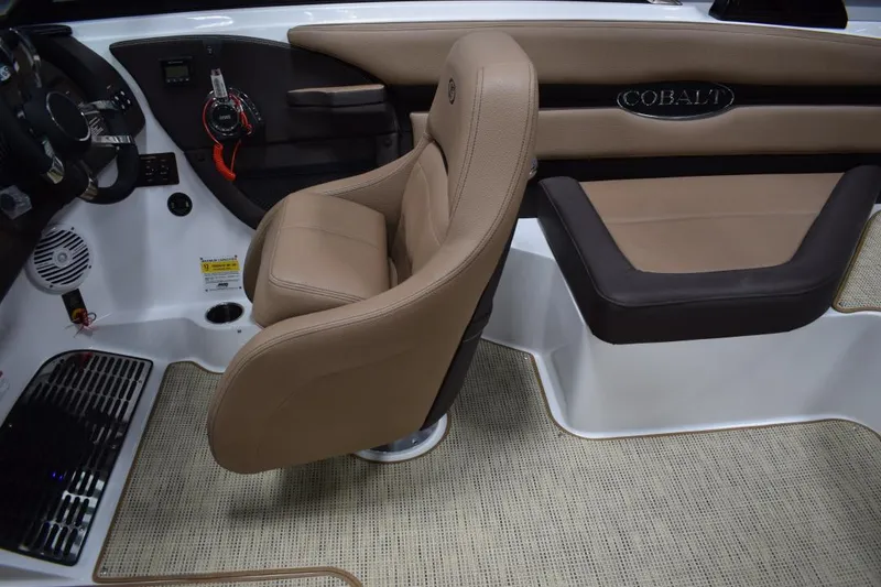 Slide: The Image of Volvo Penta engine hour meter displaying 523 hours. - 20