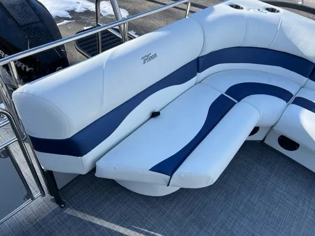 Slide: The Image of 2023 JC 25 Neptoon boat interior with white and blue seating. - 6