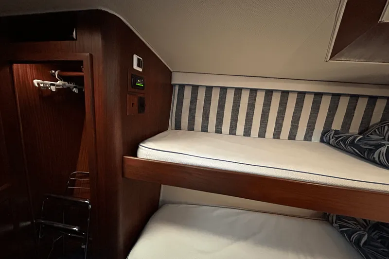 Slide: The Image of Hatteras 60 CONTERTIBLE 1984 - 24