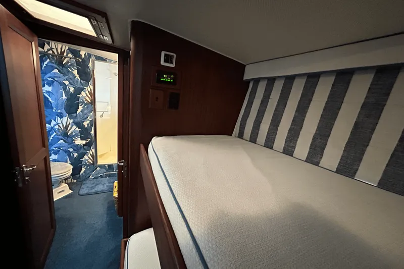 Slide: The Image of Hatteras 60 CONTERTIBLE 1984 - 25