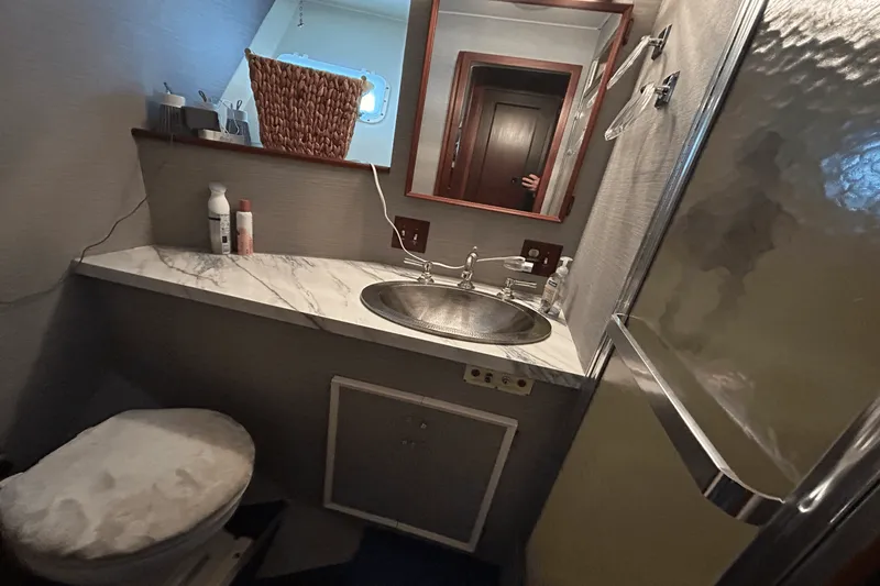 Slide: The Image of Hatteras 60 CONTERTIBLE 1984 - 30