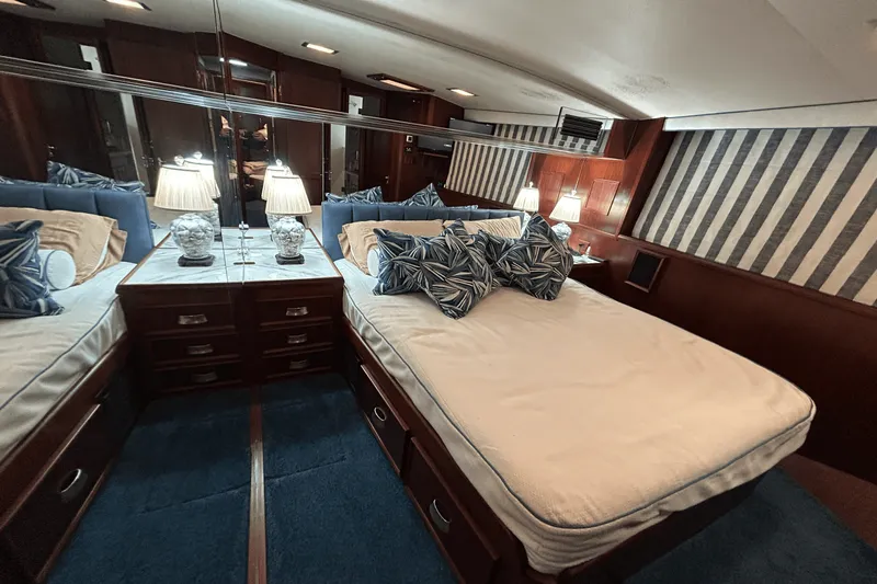 Slide: The Image of Hatteras 60 CONTERTIBLE 1984 - 34