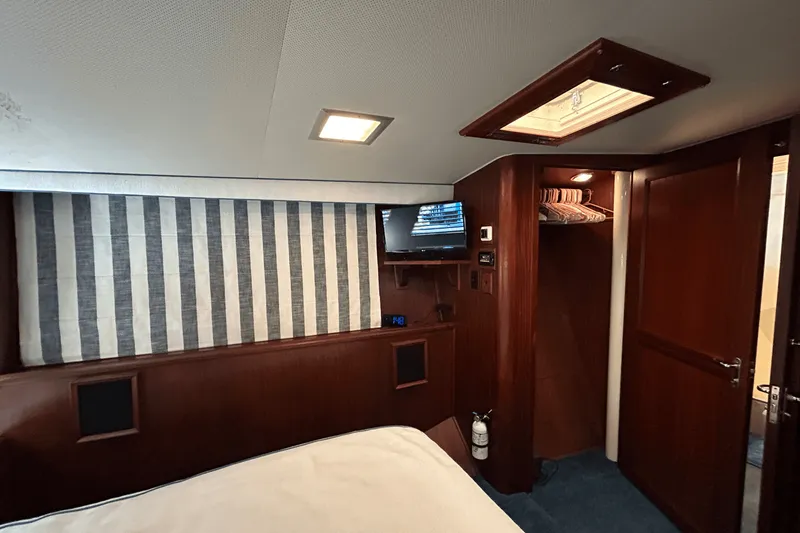 Slide: The Image of Hatteras 60 CONTERTIBLE 1984 - 37