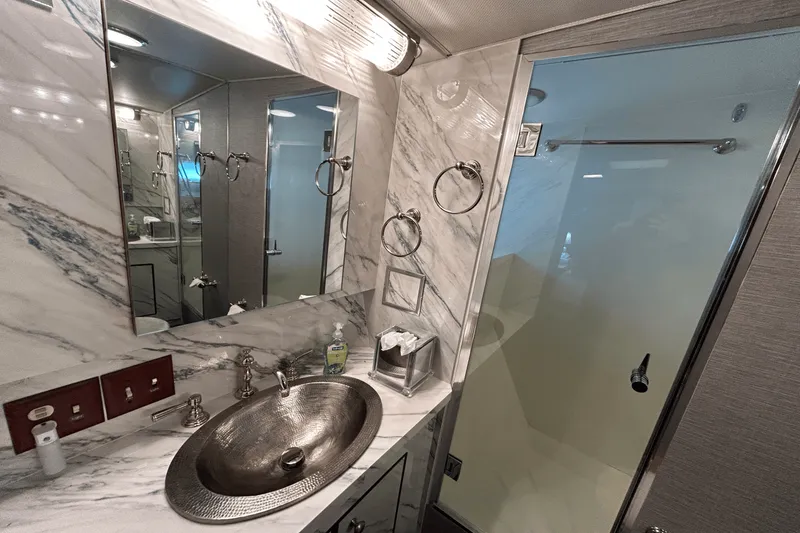 Slide: The Image of Hatteras 60 CONTERTIBLE 1984 - 39