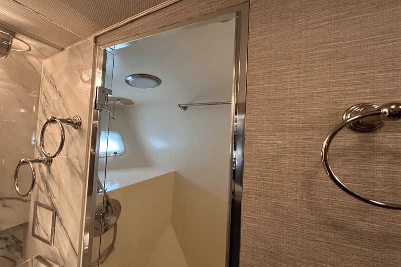 Slide: The Image of Hatteras 60 CONTERTIBLE 1984 - 40