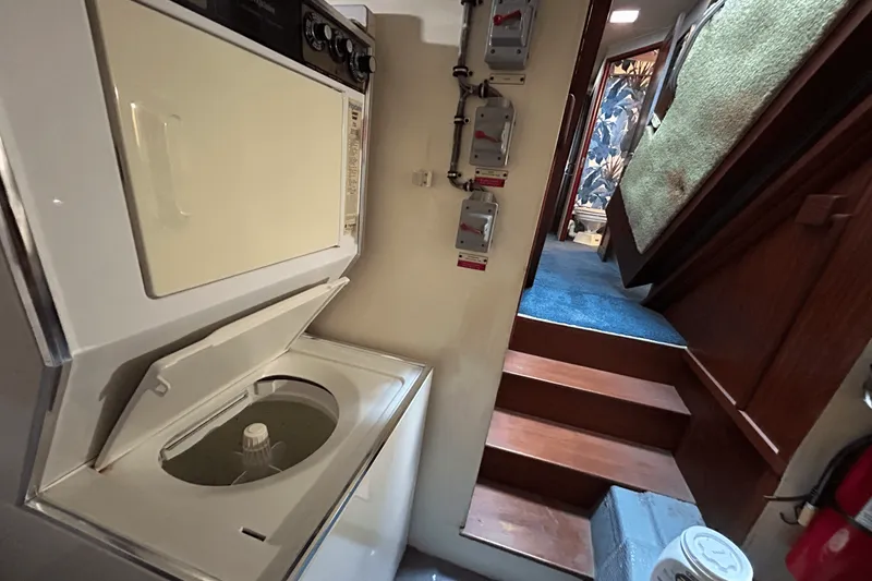 Slide: The Image of Hatteras 60 CONTERTIBLE 1984 - 42