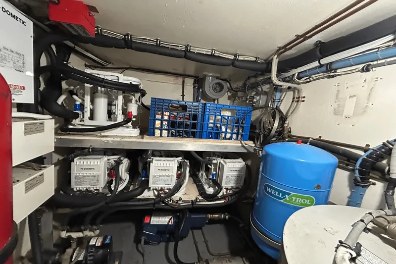 Slide: The Image of Hatteras 60 CONTERTIBLE 1984 - 43