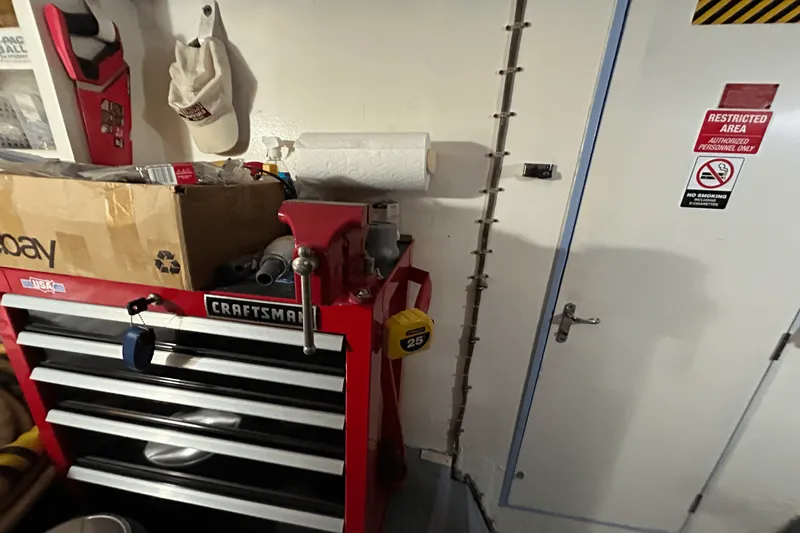 Slide: The Image of Hatteras 60 CONTERTIBLE 1984 - 45