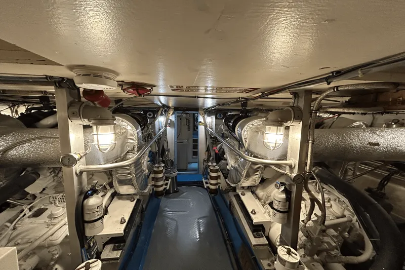 Slide: The Image of Hatteras 60 CONTERTIBLE 1984 - 47