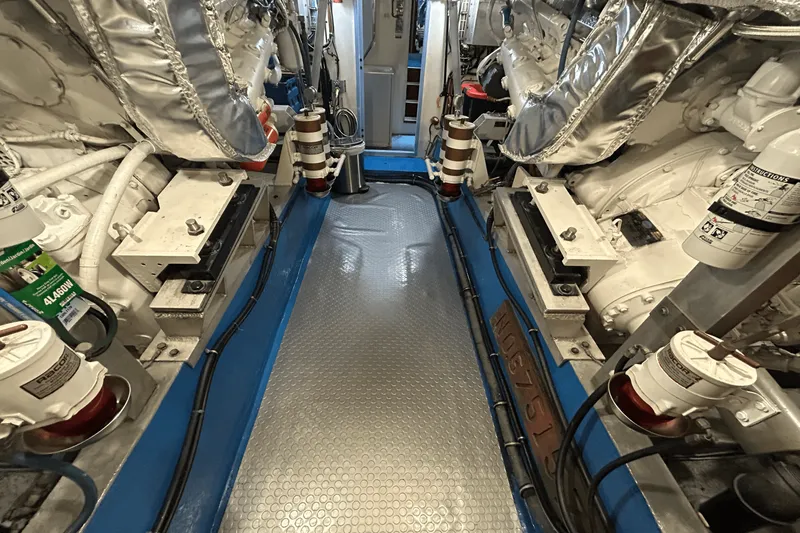 Slide: The Image of Hatteras 60 CONTERTIBLE 1984 - 51