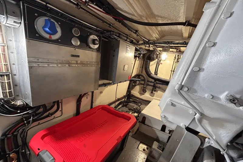 Slide: The Image of Hatteras 60 CONTERTIBLE 1984 - 52