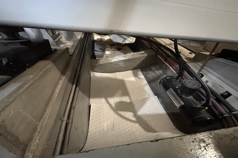 Slide: The Image of Hatteras 60 CONTERTIBLE 1984 - 55