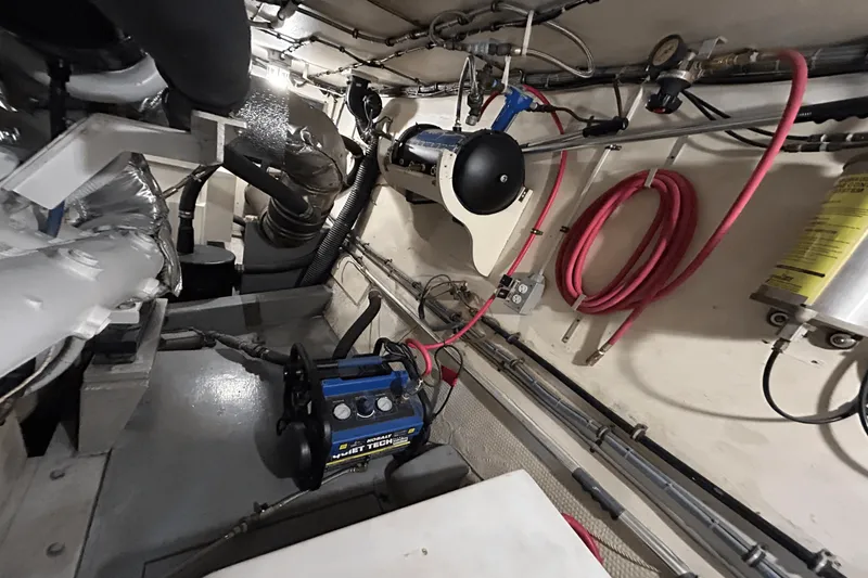 Slide: The Image of Hatteras 60 CONTERTIBLE 1984 - 56