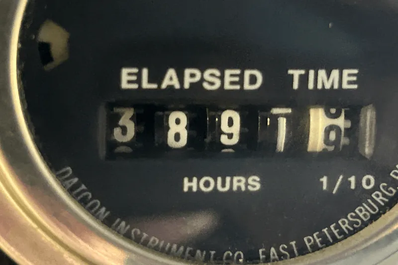 Slide: The Image of Hatteras 60 CONTERTIBLE 1984 - 57