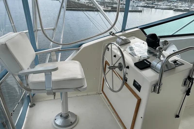 Slide: The Image of Hatteras 60 CONTERTIBLE 1984 - 61