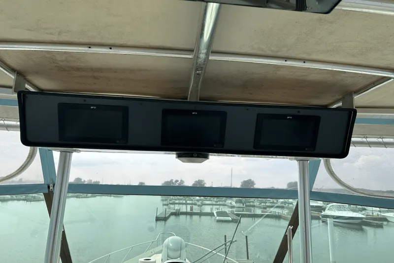 Slide: The Image of Hatteras 60 CONTERTIBLE 1984 - 63