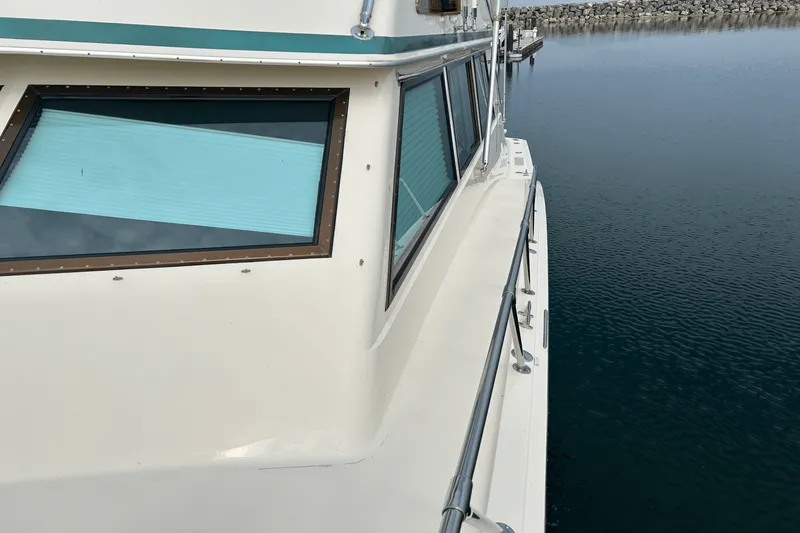 Slide: The Image of Hatteras 60 CONTERTIBLE 1984 - 71