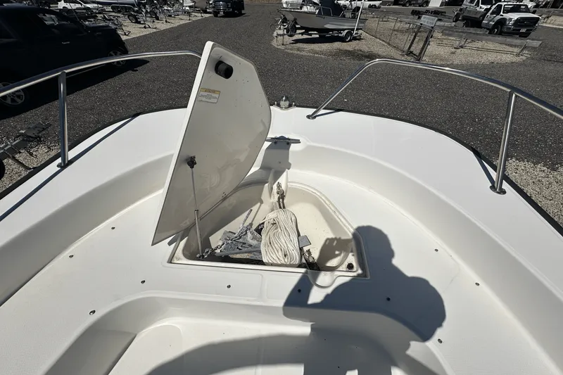 Slide: The Image of Boston Whaler 190 MONTAUK 2017 - 10