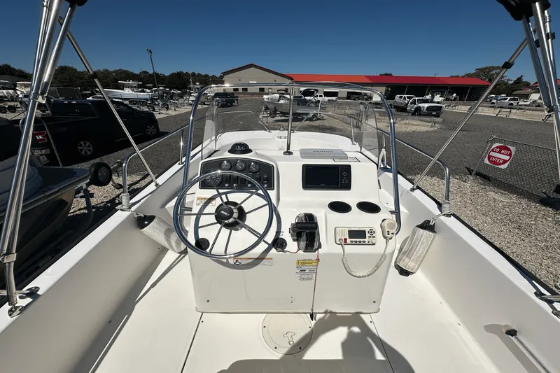 Slide: The Image of Boston Whaler 190 MONTAUK 2017 - 2