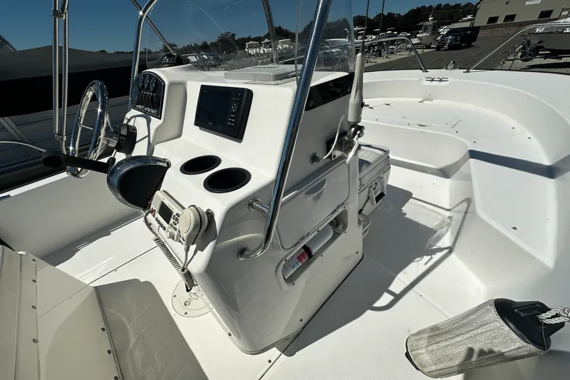 Slide: The Image of Boston Whaler 190 MONTAUK 2017 - 6