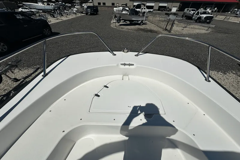 Slide: The Image of Boston Whaler 190 MONTAUK 2017 - 9