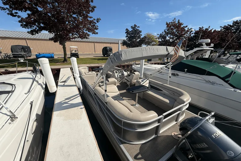 Slide: The Image of Bennington S22 TRITOON 2019 - 1