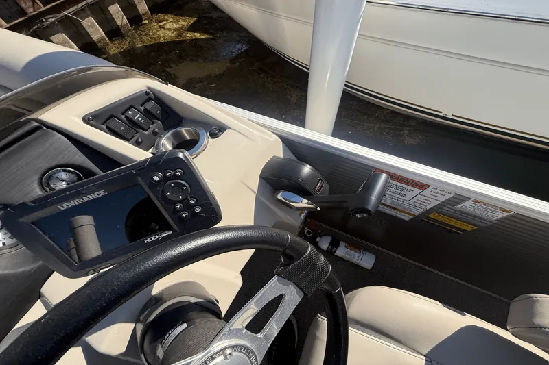 Slide: The Image of Bennington S22 TRITOON 2019 - 11