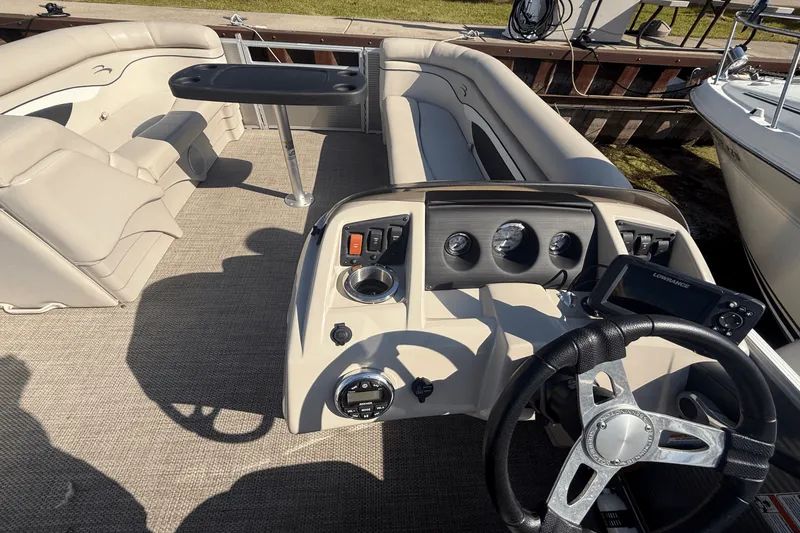 Slide: The Image of Bennington S22 TRITOON 2019 - 13