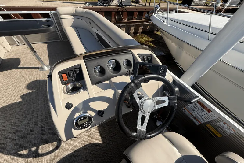 Slide: The Image of Bennington S22 TRITOON 2019 - 14