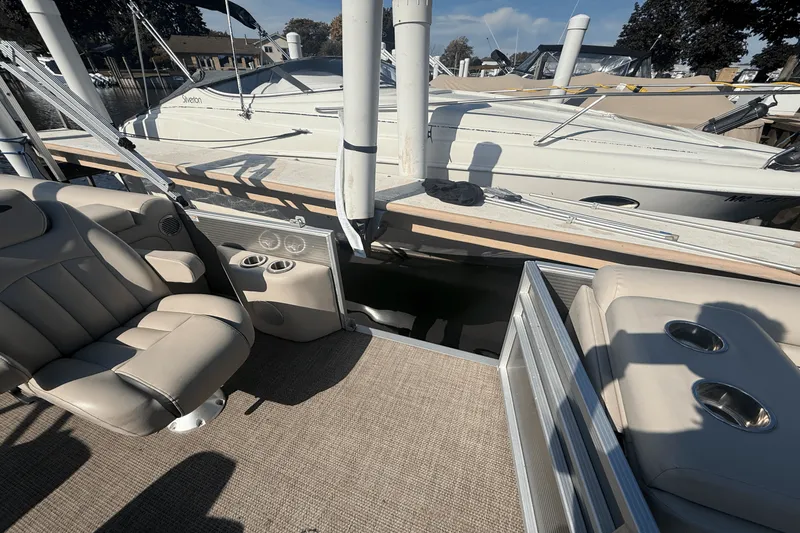 Slide: The Image of Bennington S22 TRITOON 2019 - 16