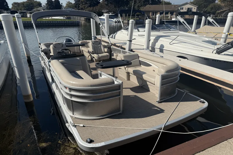 Slide: The Image of Bennington S22 TRITOON 2019 - 4