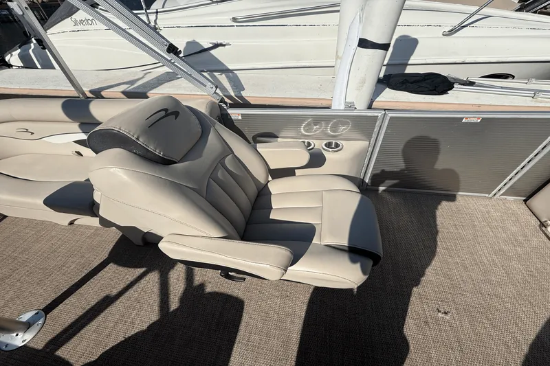 Slide: The Image of Bennington S22 TRITOON 2019 - 8