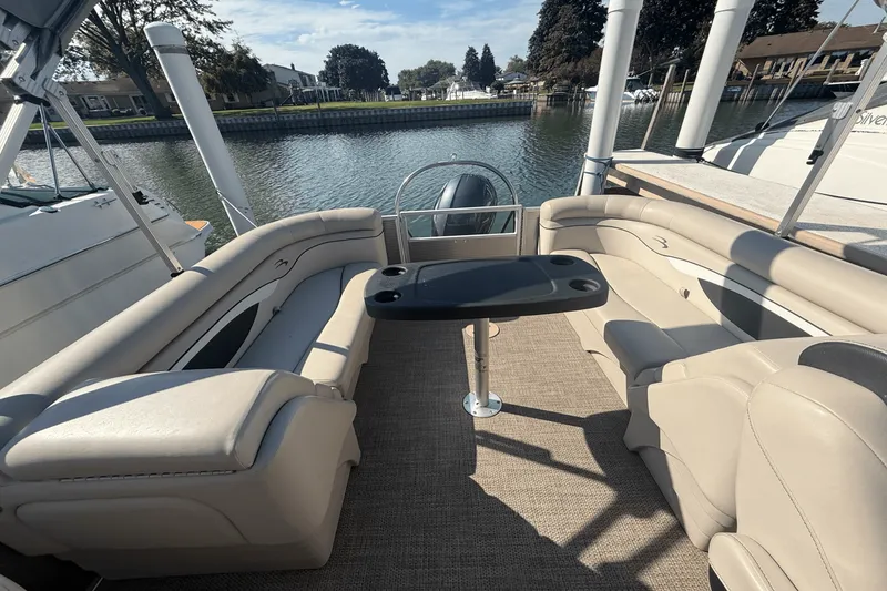 Slide: The Image of Bennington S22 TRITOON 2019 - 9