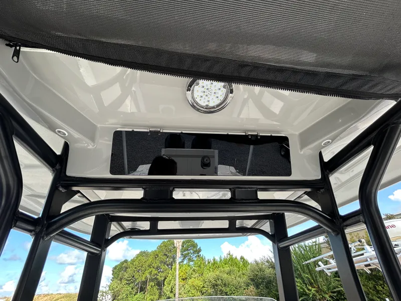 Slide: The Image of Boston Whaler 28 DAUNTLESS 2023 - 10