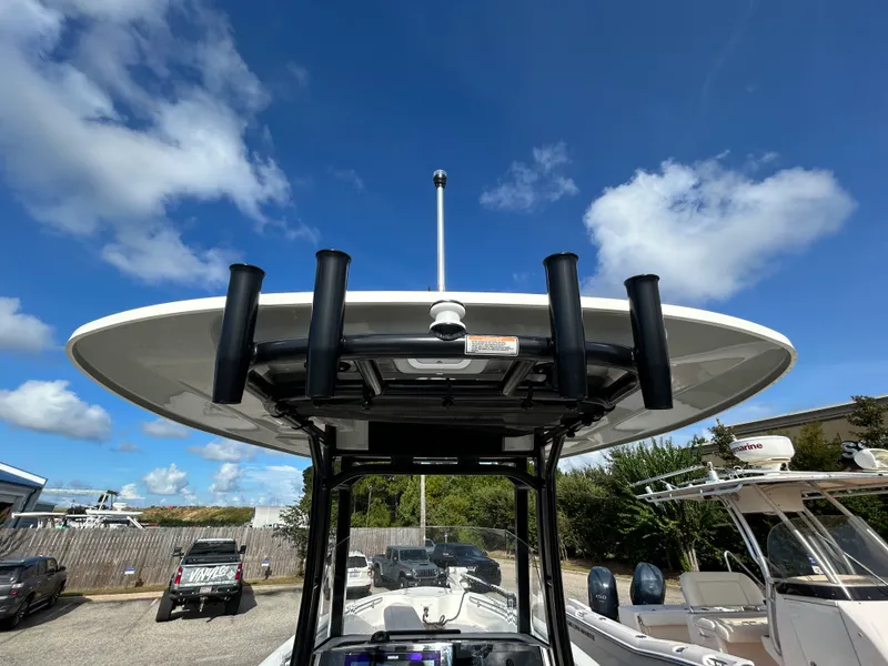 Slide: The Image of Boston Whaler 28 DAUNTLESS 2023 - 11