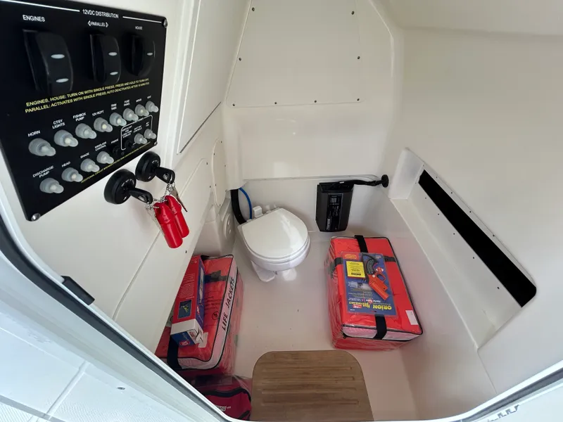 Slide: The Image of Boston Whaler 28 DAUNTLESS 2023 - 12