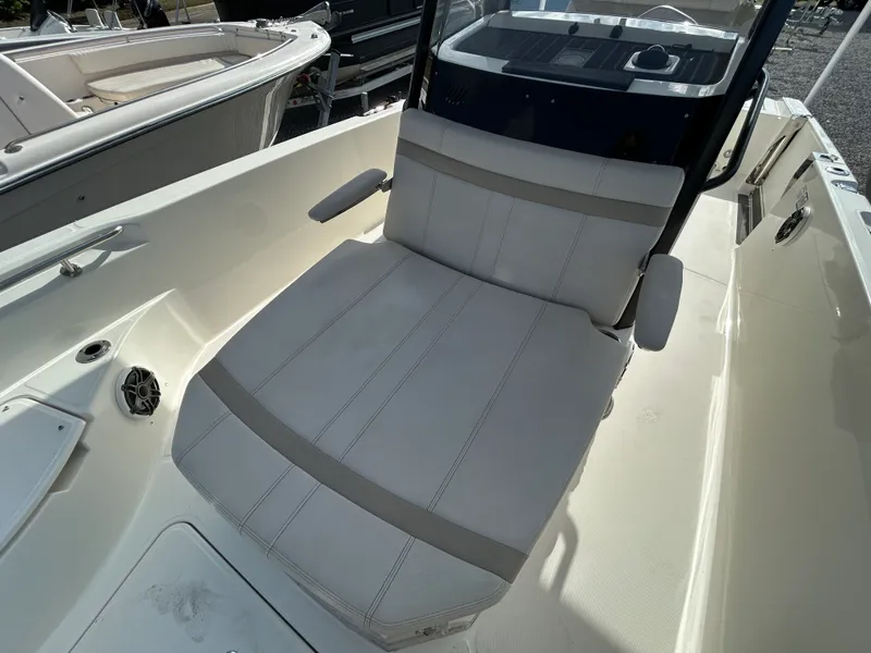 Slide: The Image of Boston Whaler 28 DAUNTLESS 2023 - 14