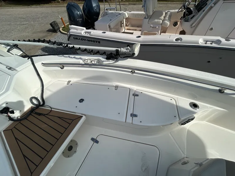 Slide: The Image of Boston Whaler 28 DAUNTLESS 2023 - 16