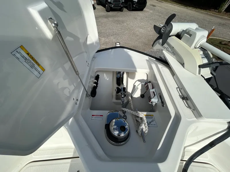 Slide: The Image of Boston Whaler 28 DAUNTLESS 2023 - 19