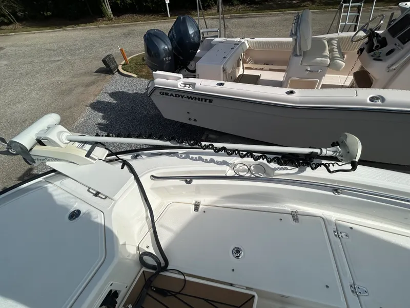 Slide: The Image of Boston Whaler 28 DAUNTLESS 2023 - 21