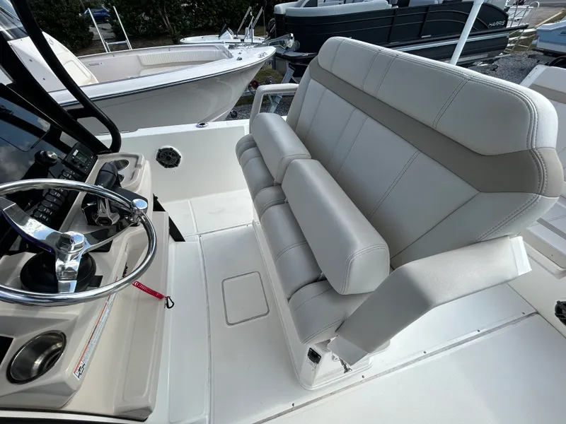Slide: The Image of Boston Whaler 28 DAUNTLESS 2023 - 8